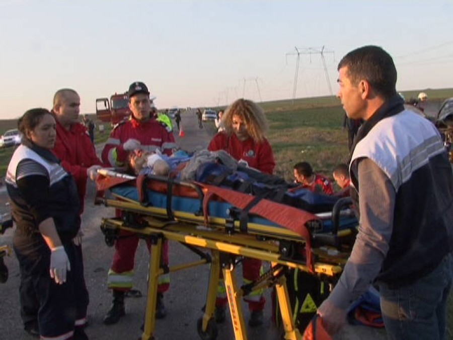 VIDEO Grav accident rutier la Şendreni! Două persoane au murit şi patru au ajuns la spital