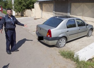 Act de RĂZBUNARE fără precedent. Maşina unui poliţist, DISTRUSĂ în plină stradă (FOTO)