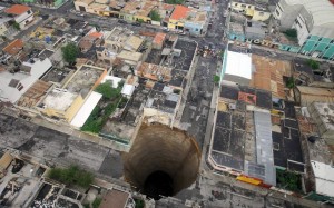 GALERIE FOTO &amp; VIDEO/ Mega-găurile din lume: Cum s-au format şi ce legătură au cu cutremurele de la Galaţi