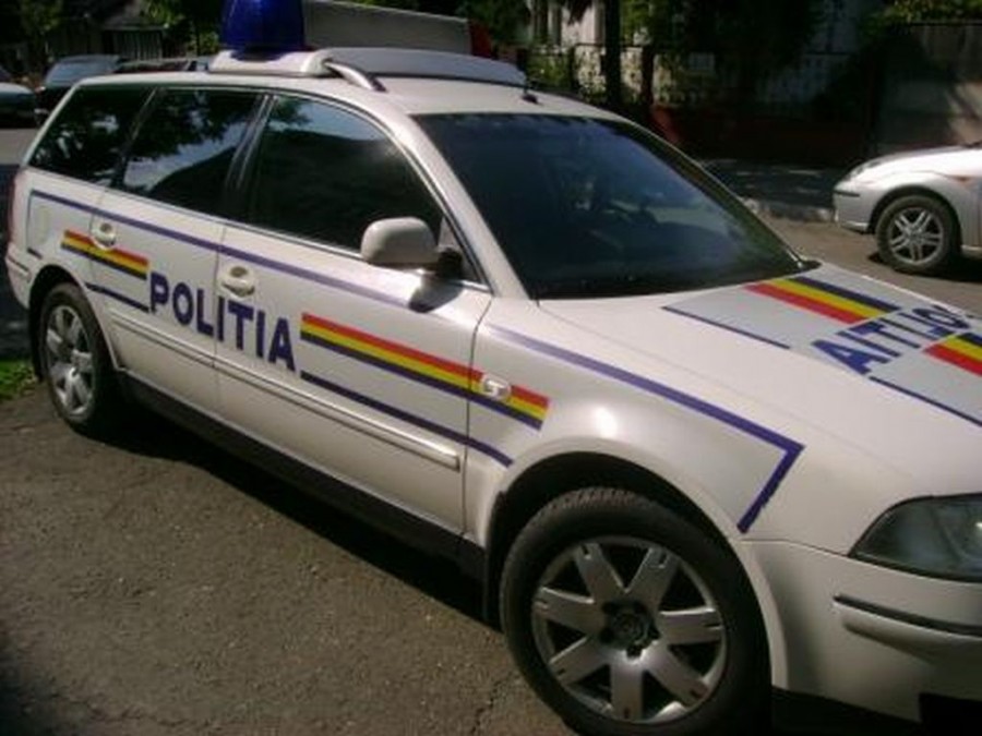 Poliţişti înjuraţi ca la uşa cortului pentru 30 de metri de şufă