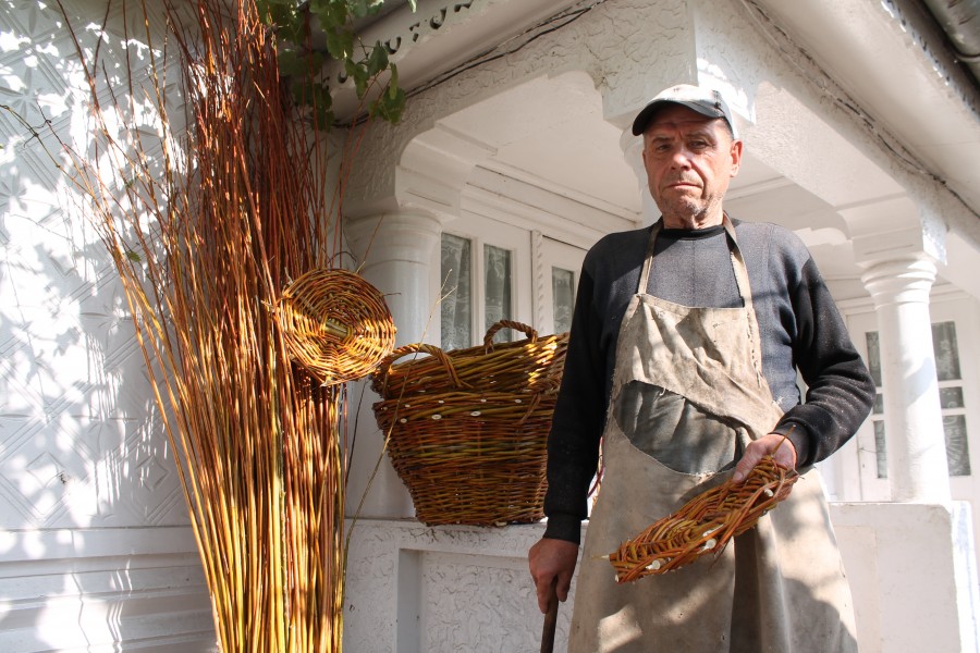 LADA DE ZESTRE/ O viaţă împletită printre nuiele de răchită