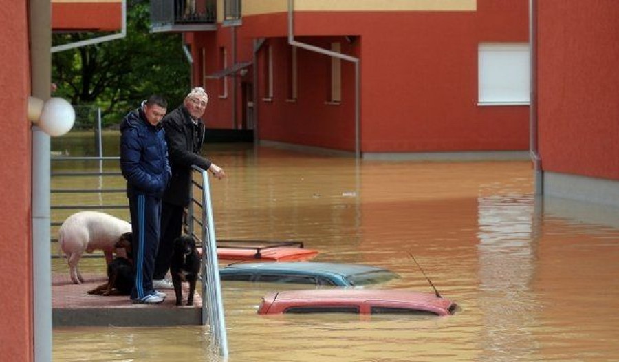 VIDEO/ Inundaţii CATASTROFALE în Serbia şi Bosnia. URGIA se îndreaptă spre România, pe Dunăre