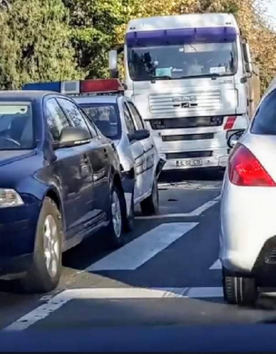 Maşină de poliție lovită de TIR. Trei femei au fost rănite