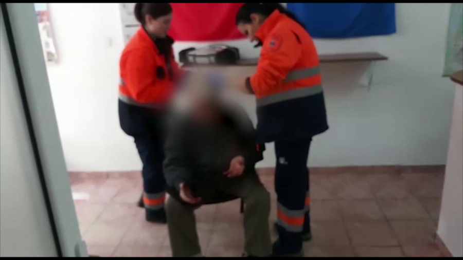 Bătrân BĂTUT şi TÂLHĂRIT în plină stradă. Pentru că a refuzat să dea bani cerşetorilor