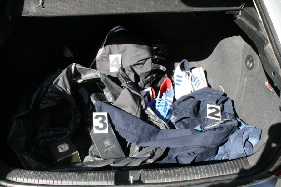 Zeci de haine şi parfumuri contrafăcute descoperite într-o parcare din Galaţi