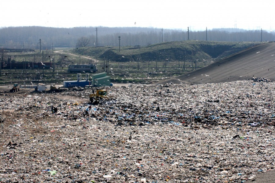 Galaţiul nu a fost lacom de Sărbători: Gunoi la sfârşit de an, ca la sfârşit de lună