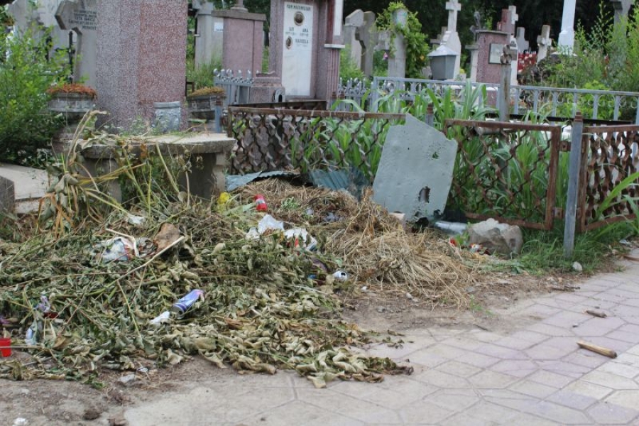 Gălăţenii se plâng, autorităţile tac/ Cimitirele oraşului, năpădite de deşeuri şi buruieni
