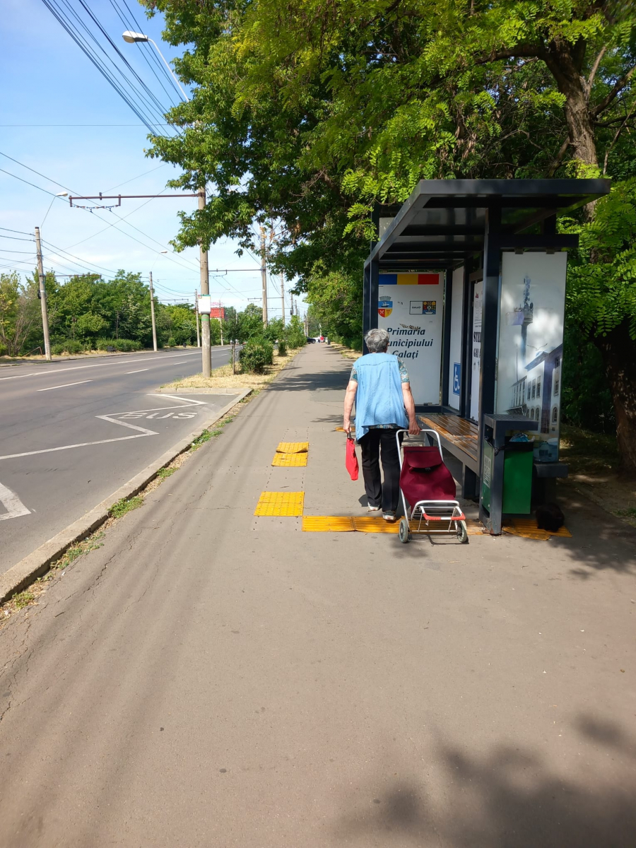 Deteriorate, covoarele tactile pentru nevăzători devin capcane pentru gălăţeni