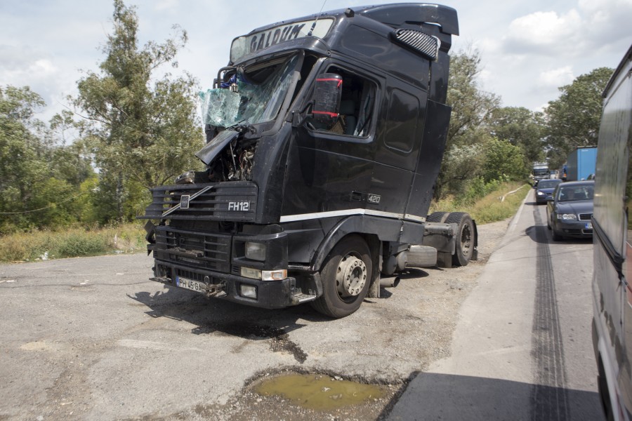 COLIZIUNE FRONTALĂ între două TIR-uri pe drumul Galaţi - Brăila, prin Şendreni