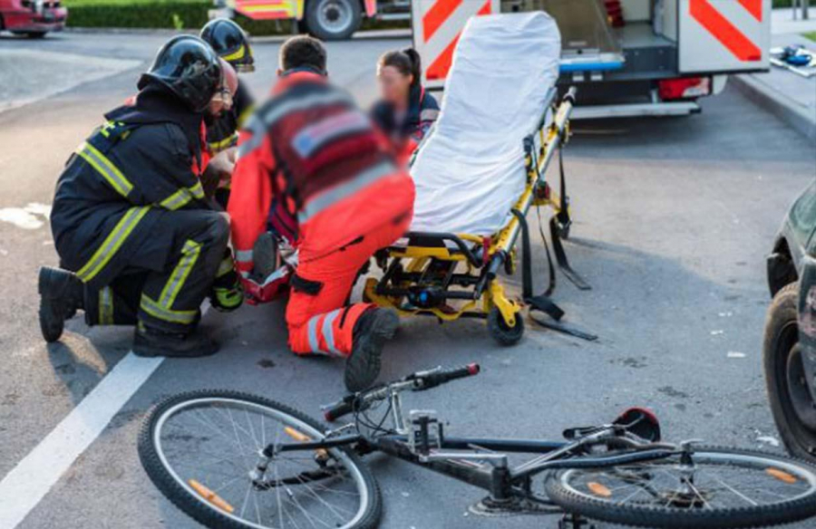 Biciclist beat, lovit de mașină