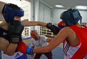 Campionii naţionali la cadeţi George Strat şi Cristian Donciu, îndrumaţi la antrenament de Costel Burlacu.