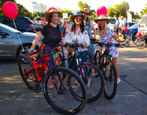 Zâmbitoare, graţioase şi cochete, pe biciclete. Skirt Bike a dat culoare străzilor din Galaţi (FOTO și VIDEO)