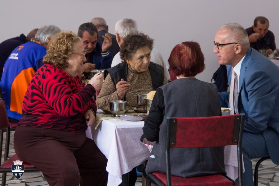 POLITICĂ DE WEEKEND/ Marius Stan, la o ciorbă de burtă cu pensionarele