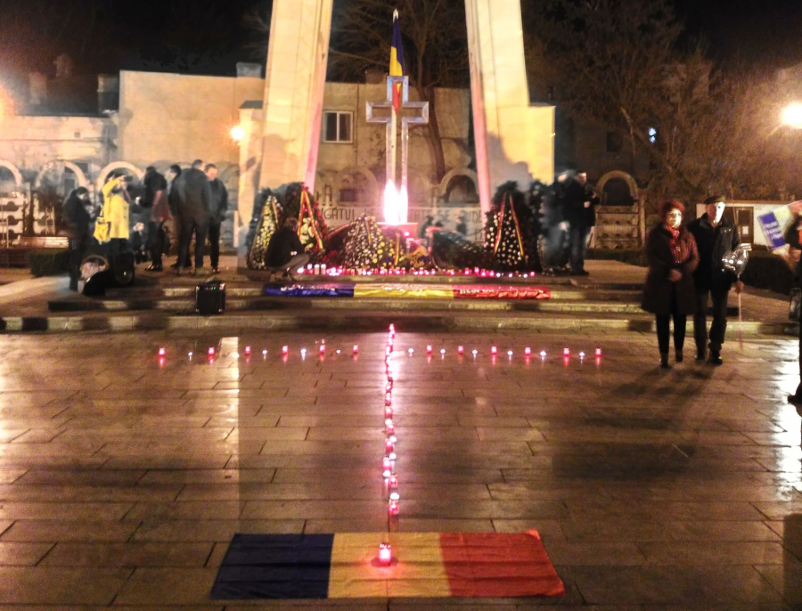 Cruce din candele aprinse, la Monumentul Eroilor Martiri ai Revoluţiei (VIDEO și FOTO)