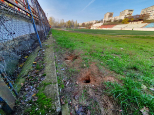 Pericol pentru gălăţeni într-o bază sportivă. Găurile stau mărturie că şobolanii mişună în voie