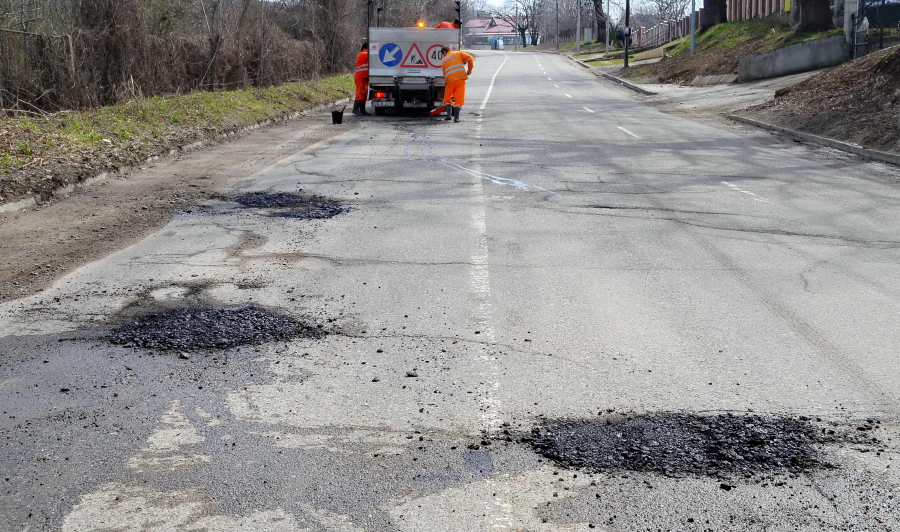 Atenţie, şoferi! Se plombează drumul dintre Galaţi şi Bârlad