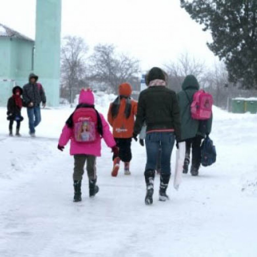 Vezi unde se învaţă şi unde nu! S-a mai închis un liceu din cauza frigului (UPDATE)