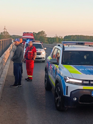 Alertă maximă în jurul podului de la Cantemir. Căutări cu barca și cu elicopterul