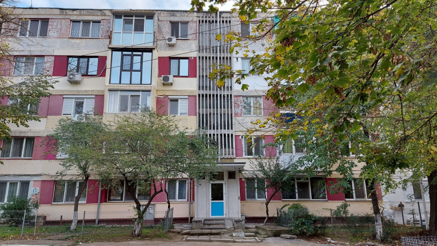 Situaţie urât mirositoare într-un bloc fără subsol