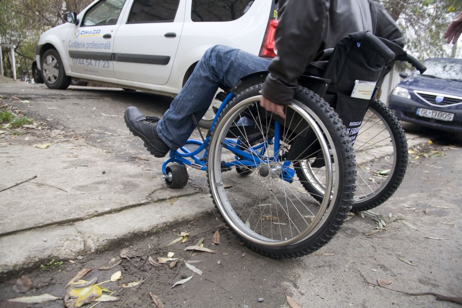 Administraţia locală ÎNCALCĂ LEGEA! Galaţiul nu respectă persoanele cu HANDICAP