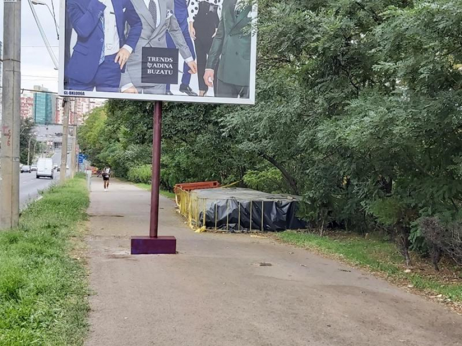 Panou publicitar în mijlocul trotuarului pe strada Brăilei