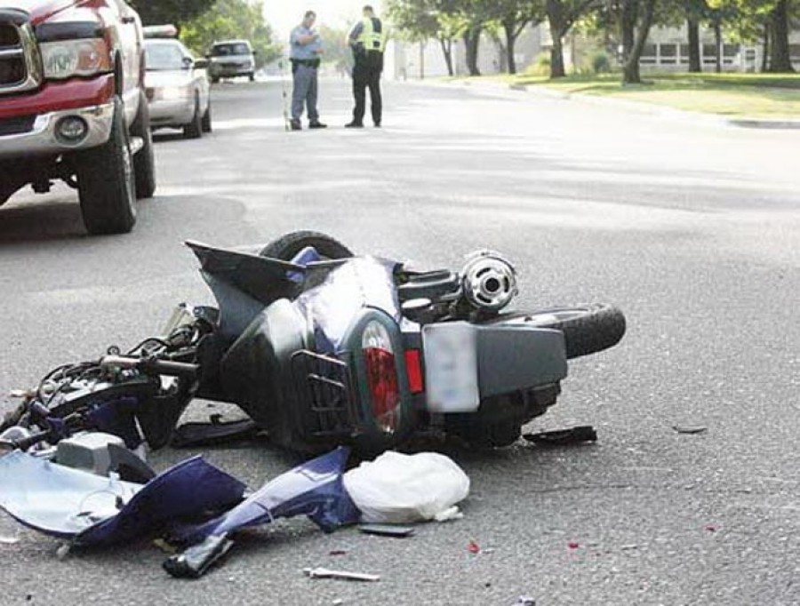 Şi rănit, şi cercetat! Un motoscuterist a ajuns în spital lovit de maşină, dar s-a ales cu dosar penal