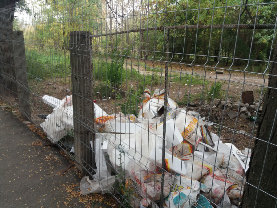 Gunoi etern ”ascuns” sub covor, după cimitir