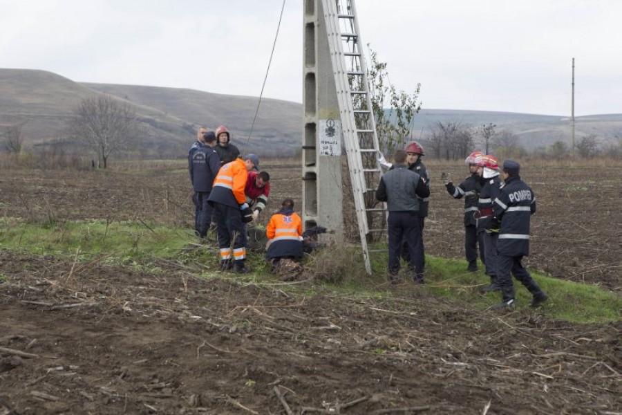 UPDATE / A murit electrocutat pe stâlp în timp ce voia să fure cablu