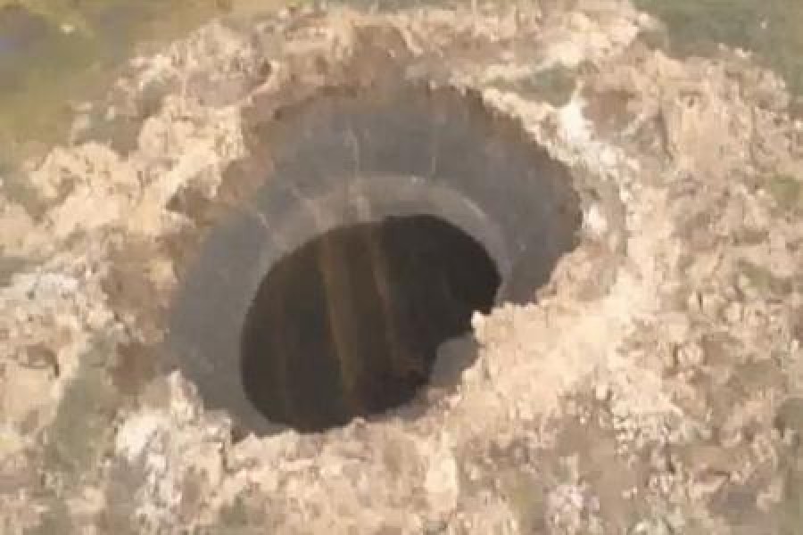 VIDEO/ CRATER uriaş descoperit în Siberia. Cercetătorii încearcă să găsească o explicaţie