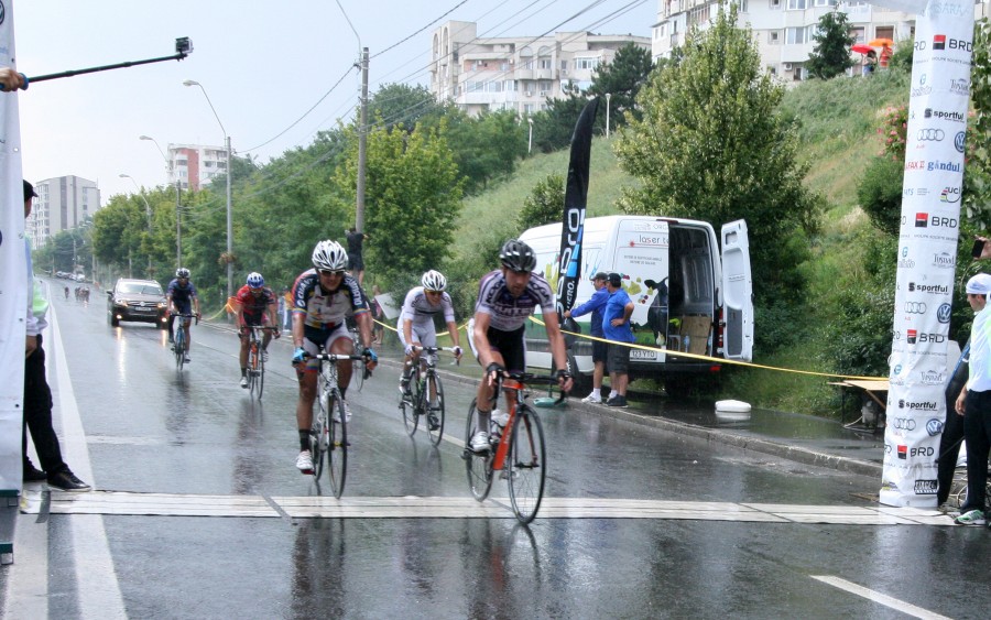 GALERIE FOTO / Sprint în ploaie, la sosirea în Galaţi a Turului Ciclist al României