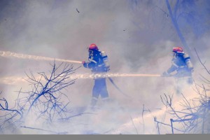 Incendiu la o vilă din Pechea / Focul s-a extins la o maşină