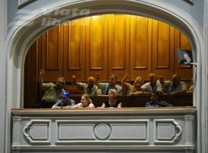 Umiliţi în Parlament