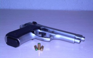 Fenomenul &quot;Bunicuţei- Rambo&quot; loveşte din nou! O septuagenară a fost prinsă cu o armă ilegală