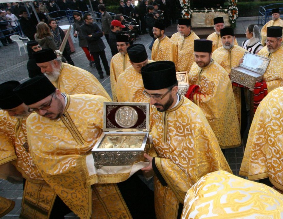 Galaţiul a primit binecuvântarea Sfinţilor, în cadrul procesiunii Apostolului Andrei (GALERIE FOTO)
