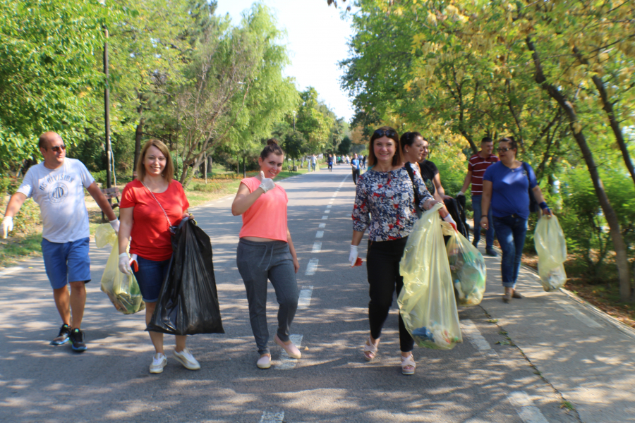 ”Ziua Naţională de Curăţenie 2018”. Patru mii de gălăţeni au strâns gunoaiele din judeţ | FOTO