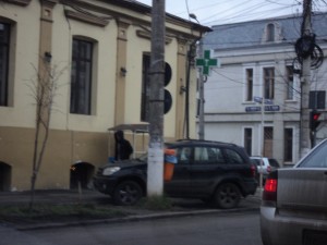 Cu tupeu şi fără frică/ Maşini parcate ilegal chiar lângă Poliţia Rutieră