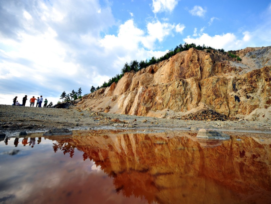 Persoane blocate în subteran la Roşia Montană, cerând începerea proiectului minier în zonă