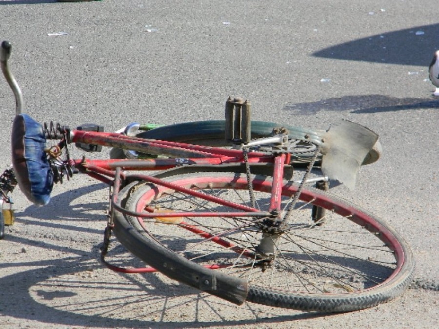 Bicicliştii cad ca popicele la Uzina de Apă!