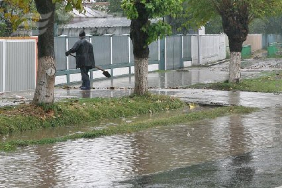 Trei locuinţe aproape inundate, la Tecuci