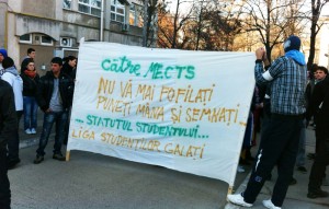 UPDATE - Marş de protest al studenţilor de la &quot;Dunărea de Jos&quot; (VIDEO)