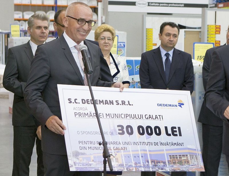 Dedeman oferă un cadou la inaugurare. Materiale de construcţii de 30.000 de lei pentru o şcoală