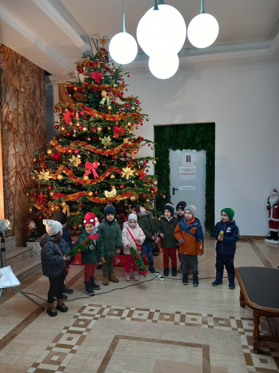 Copiii Grădiniței Nr. 45 au adus Crăciunul la „Viața liberă” (FOTO și VIDEO)