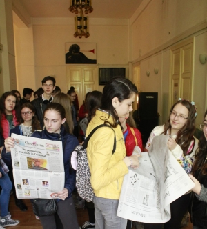 ȘCOALA ALTFEL/ Vizitatori la &quot;Viaţa liberă&quot;. Elevi gălăţeni, curioşi să afle CUM SE FACE UN ZIAR