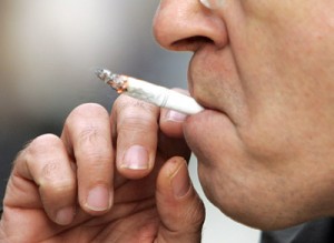 În România sunt 4,85 milioane de persoane care fumează curent
