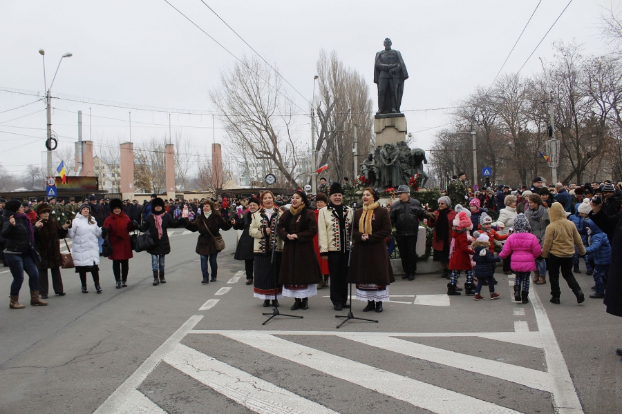 Ieri, au pus... mână de la mână. Politicienii - împăcaţi, oamenii simpli - dornici de horă | FOTO