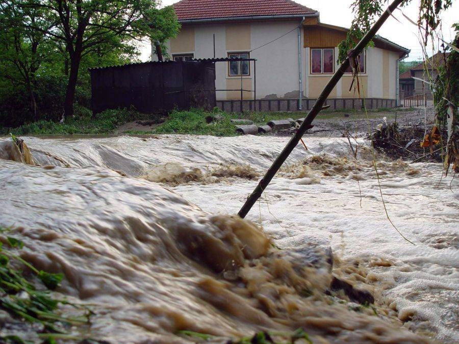 PERICOL DE INUNDAŢII/ Cod roşu în zece localităţi