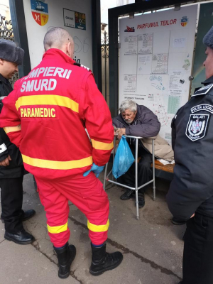 Persoane fără adăpost, într-o stație de autobuz din centrul oraşului (FOTO)
