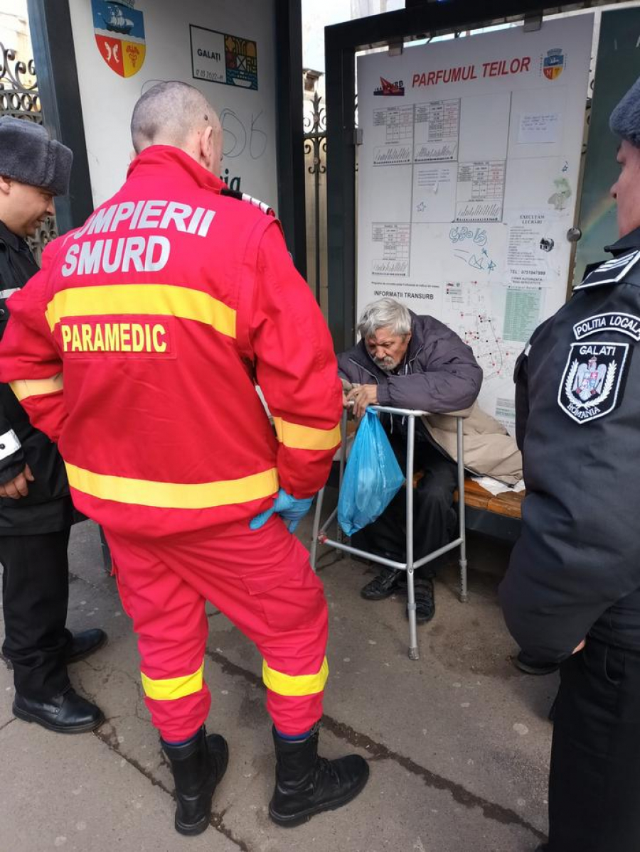 Persoane fără adăpost, într-o stație de autobuz din centrul oraşului (FOTO)