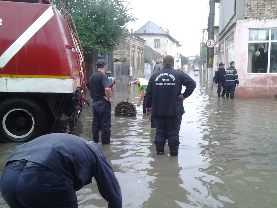 GALERIE FOTO/ După ce a plouat torenţial o oră: Valea Oraşului, sub ape