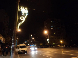 Pe străzile iluminate special de sărbători ar putea să și ningă la un moment dat